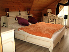 Krsn, stylov postel vyroben podle pn zkaznka i s lonm prostorem za hlavou.